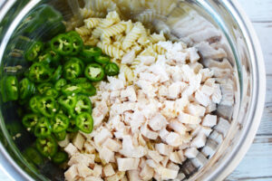 Add pasta, chicken and jalapeno poppers in large bowl