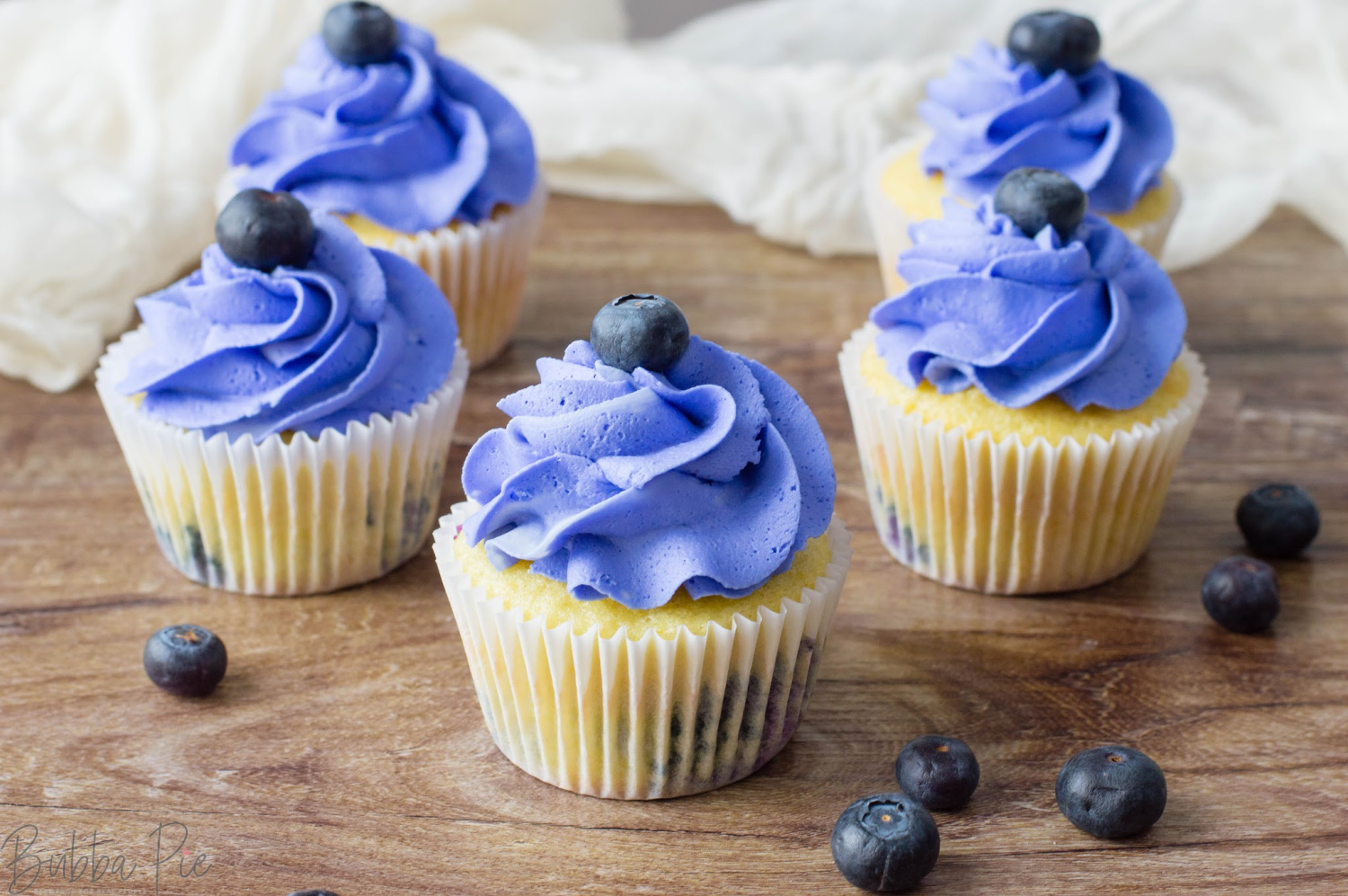 Almond Cupcakes with Violet Blueberry buttercream – Cau de sucre