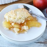 Bisquick Apple Cobbler er en rask og enkel Thanksgiving dessert oppskrift.