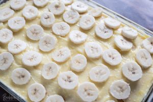 Slice bananas and place them on top of the pudding.