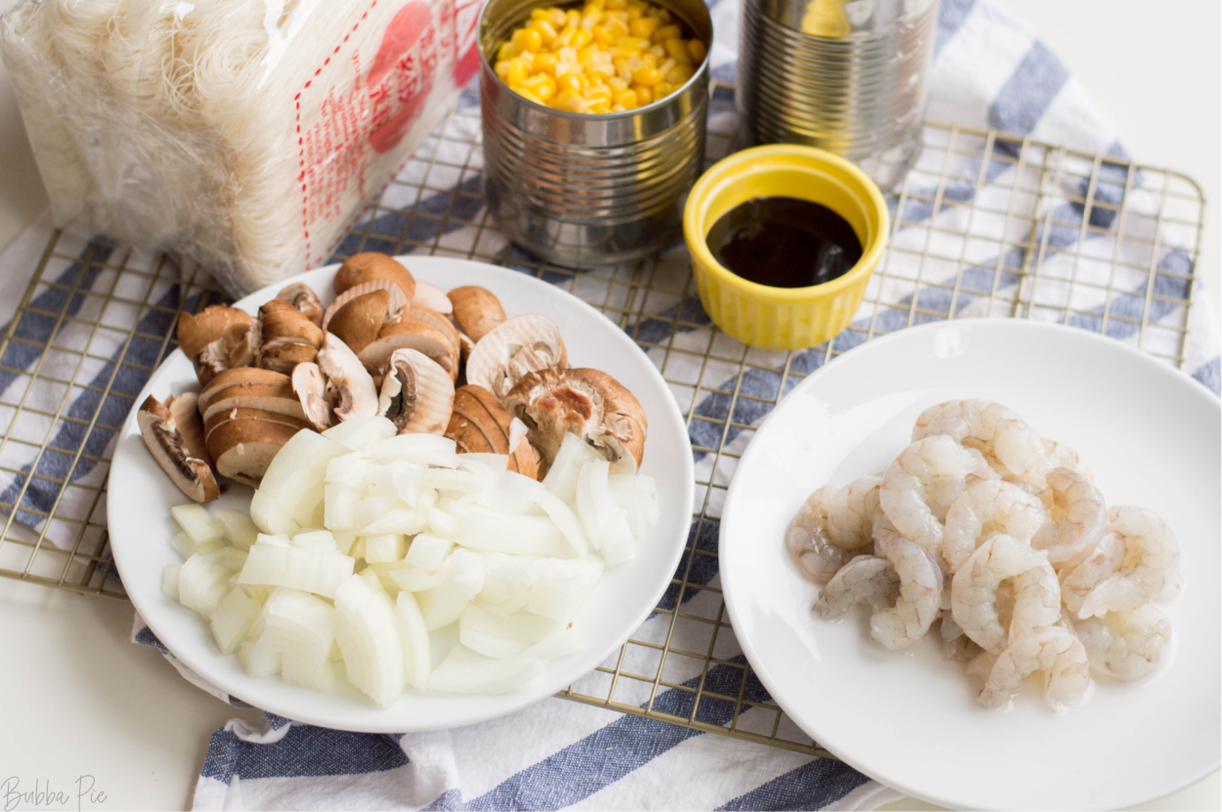 Les ingrédients amusants de crevettes Mei comprennent de la sauce soja, des champignons et de la sauce aux graines de sésame.