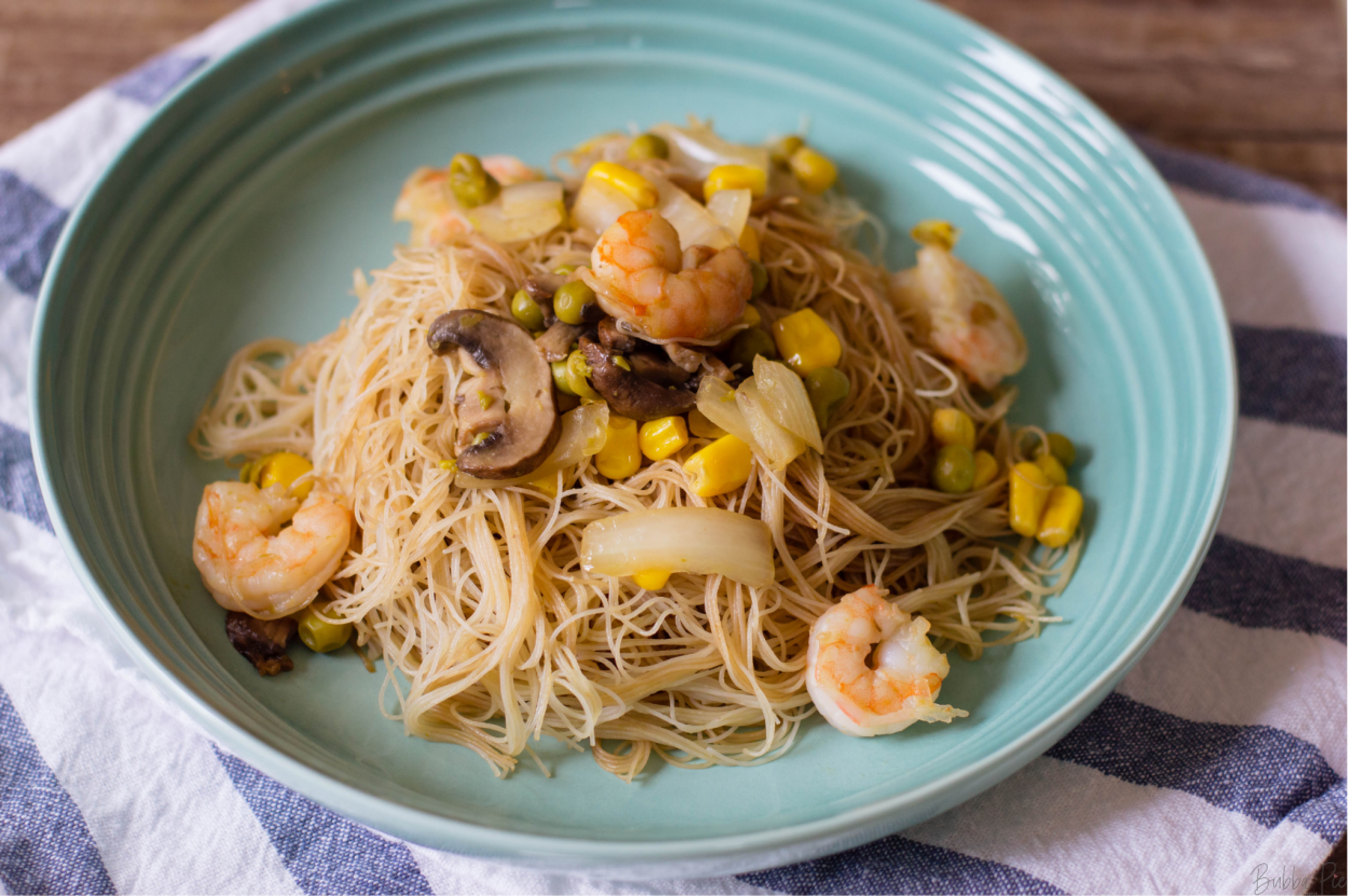 Shrimp Mei Fun mit Reisnudeln zum Abendessen serviert.