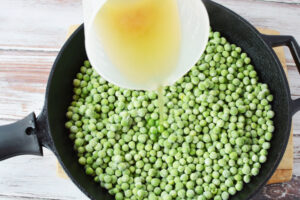Cooking Creamed Peas with Broth