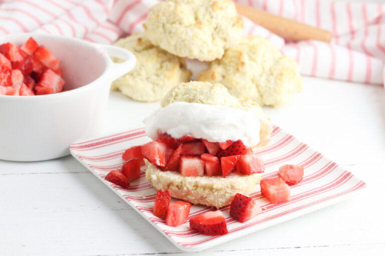 Easy Bisquick Strawberry Shortcake - BubbaPie