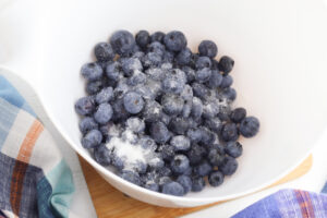 coat blueberries with sugar.