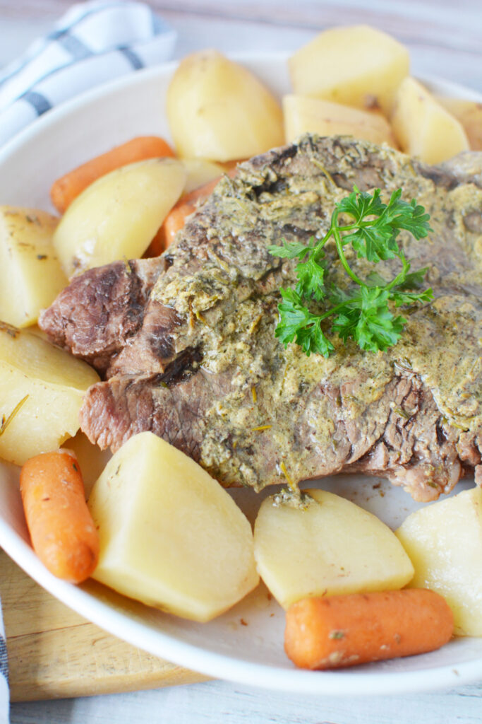 Making Chuck roast in a slow cooker