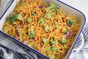 Top noodles with ham, cheese and broccoli