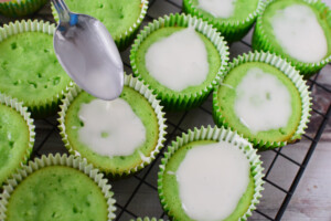 drizzle glaze on cupcakes
