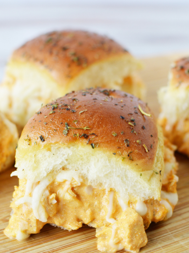 EASY BUFFALO CHICKEN SLIDERS - BubbaPie